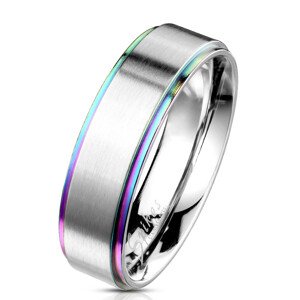Ocelový prsten s matným pásem stříbrné barvy - okraje v duhovém odstínu, 6 mm - Velikost: 54
